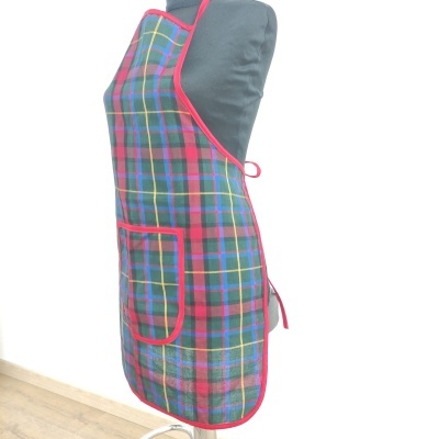 Avental xadrez com bolso frontal e acabamento rosa em manequim preto