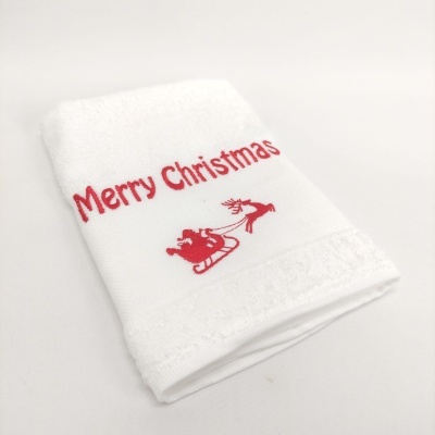 Toalha branca com bordado de Natal em vermelho