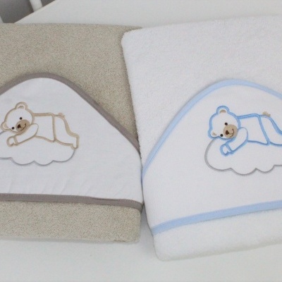 Dois toalhões de bebé com bordados de urso e nuvens em tecido de algodão