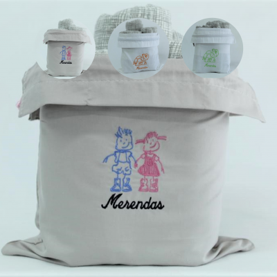 Sacos de tecido com desenhos de crianças e a palavra Merendas bordada