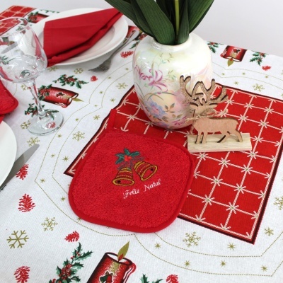 Toalha de mesa natalina branca e vermelha com luva de forno, vaso e rena decorativa