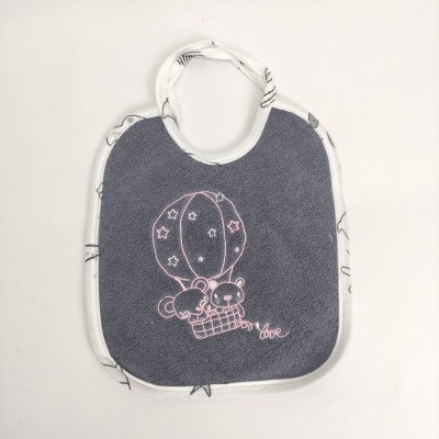 Babete para bebé cinzento escuro com bordado de balão de ar quente e ratos cor-de-rosa