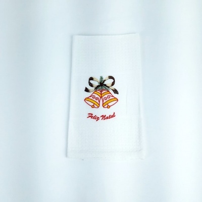 Toalha branca com bordado de sinos e texto Feliz Natal