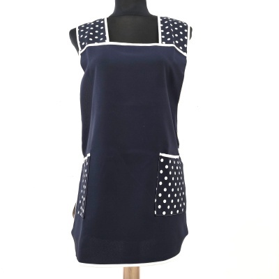 Vestido curto azul escuro com bolsos e alças de bolinhas brancas