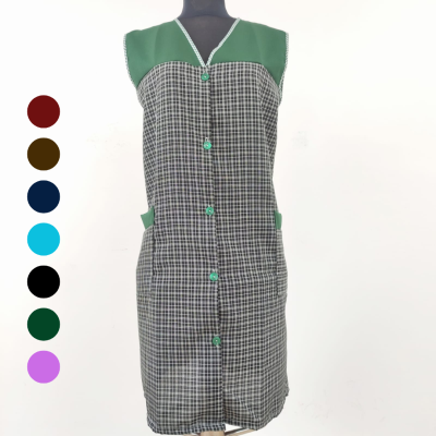 Vestido xadrez cinza com detalhes verdes em manequim