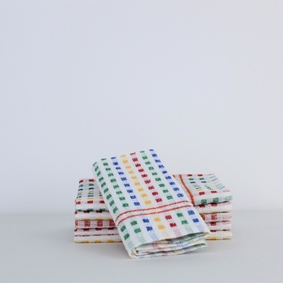 Conjunto de toalhas de cozinha brancas com padrão de quadrados coloridos e empilhadas