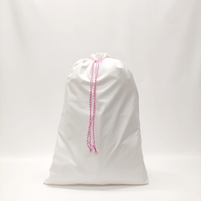 Saco branco com cordão rosa para fecho
