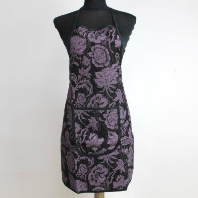 Avental preto com padrão floral roxo em manequim preto