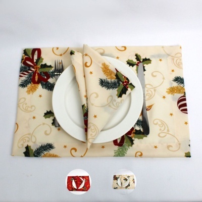 Jogo americano e guardanapo natalício creme com folhas de azevinho e pinhas