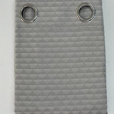 tecido cinzento claro com padrão geométrico e ilhós metálicos prateados