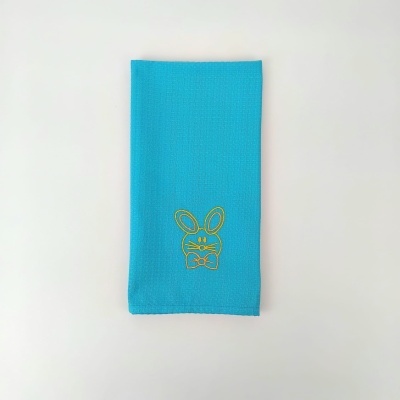 Pano azul turquesa com bordado de coelho amarelo