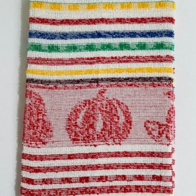 Toalha de cozinha com riscas coloridas e abóboras vermelhas