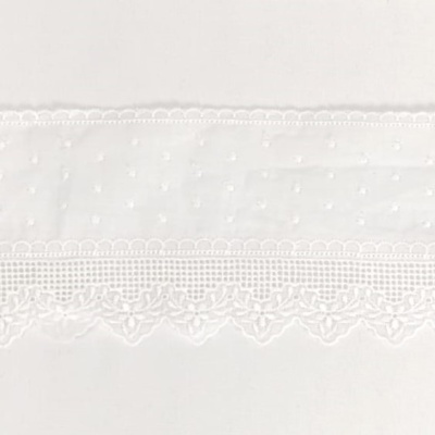 Renda branca decorativa com pontos e bordado floral