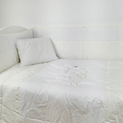 Cama de bebé com edredão, almofada e proteção lateral brancos, tecido macio e acolchoado