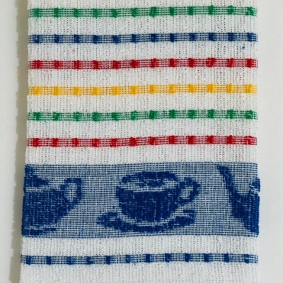 Pano de cozinha com riscas coloridas e padrão de xícaras e bules azuis