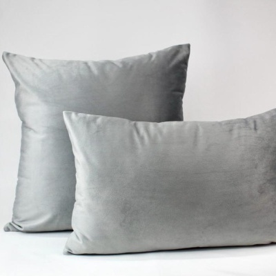 Duas almofadas cinzentas em tecido macio, fundo branco