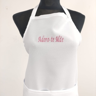 Avental branco com bordado cor-de-rosa 