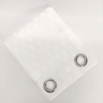 Cortina branca com ilhós prateados