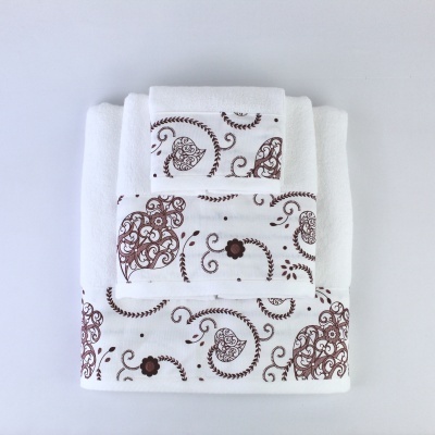 Conjunto de toalhas brancas com padrão marrom decorativo