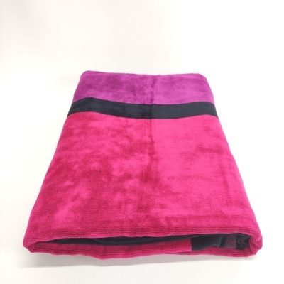 Toalha rosa e roxa com faixa preta dobrada