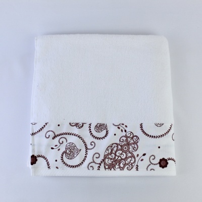 Toalha branca com bainha decorada em padrão castanho