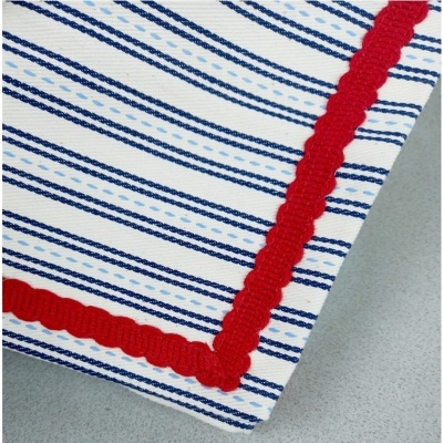 Tecido branco com riscas azuis e detalhes vermelhos