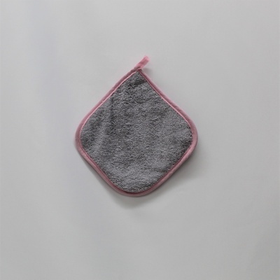 Pano de microfibra cinzento com bordas cor-de-rosa