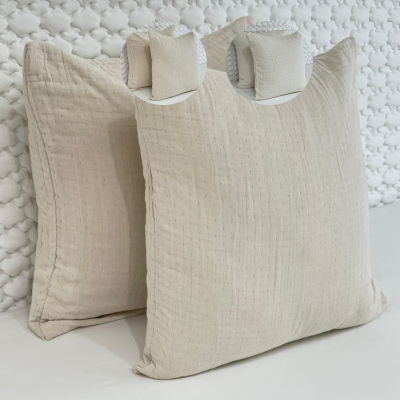 Conjunto de duas almofadas quadradas bege claro com textura enrugada