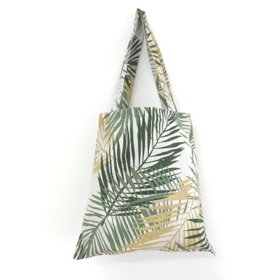 saco de tecido com padrão de folhas verdes e bege