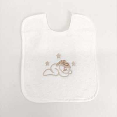 Babete branco com bordado de bebé a dormir e estrelas