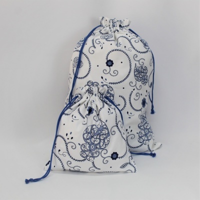 Dois sacos de tecido branco com padrão azul e cordão azul para fecho