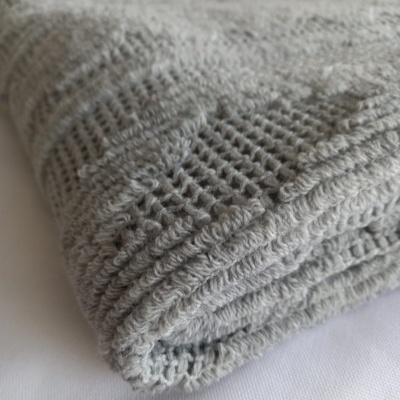 Manta cinza claro tricotada com padrão variado
