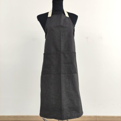 Avental cinzento escuro com fita bege num manequim