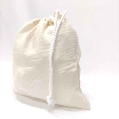Saco de pano branco com cordão para fechamento