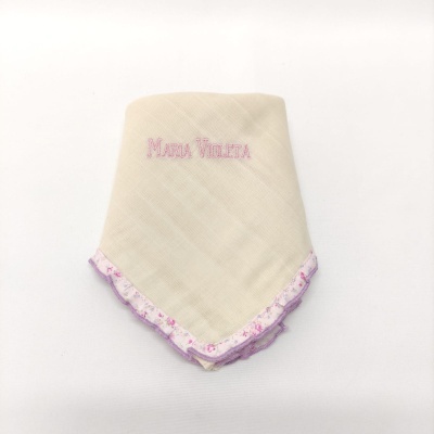 Fralda de tecido cru com borda floral e bordado rosa