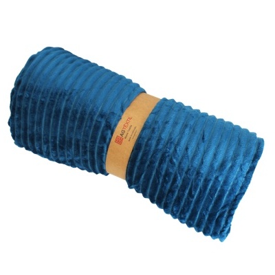 Cobertor azul enrolado com faixa amarela AD HOME