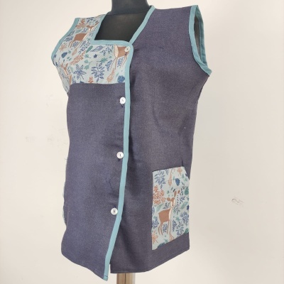 Colete feminino cinza escuro com bolso e parte superior estampados em manequim