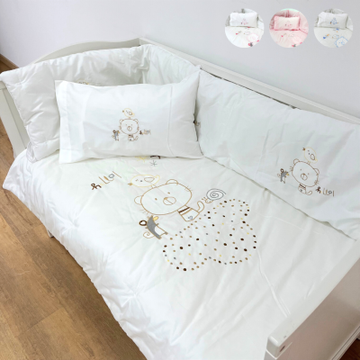 Conjunto de roupa de cama para bebé branco com desenhos bordados de ursinho e passarinhos