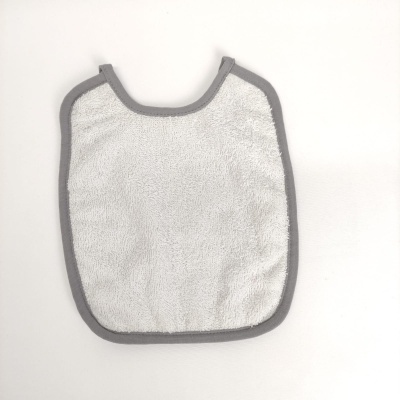 Babete branco com bordas cinzentas e fecho no pescoço