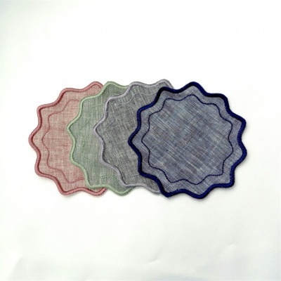 Porta-copos em tecido coloridos com contorno ondulado