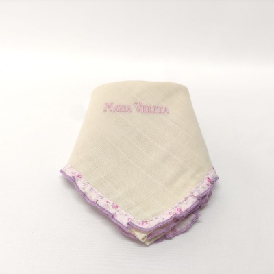 Lenço bege claro com borda estampada roxa e rosa e bordado 'MARIA VILETA'