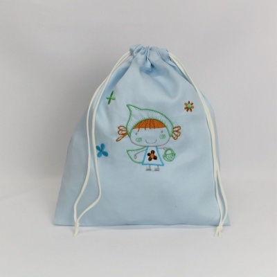 Saco azul claro com cordões e bordado de menina e flores