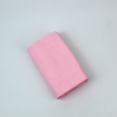 Tecido rosa claro dobrado sobre fundo branco