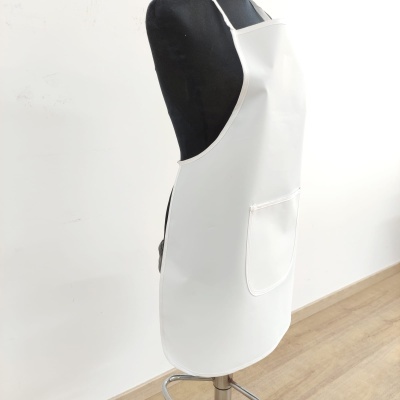 Avental branco com bolso frontal exposto num manequim preto