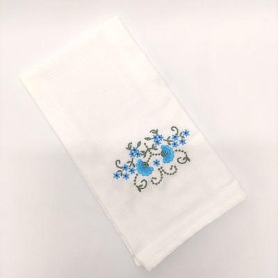 Toalha branca com bordado floral azul e verde