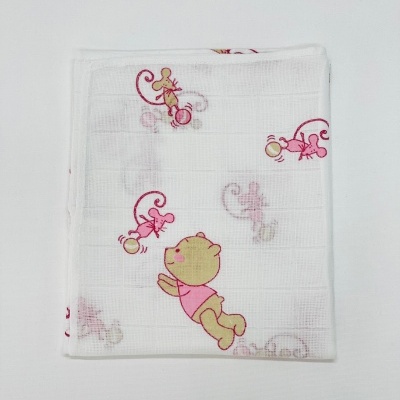 Fralda branca com estampas de ursos e ratinhos cor-de-rosa