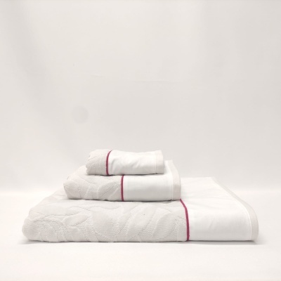 Conjunto de três toalhas brancas e cinzentas com detalhes vermelhos