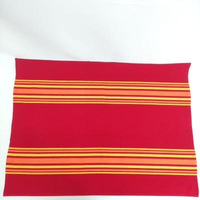 Toalha vermelha com faixas amarelas e laranja