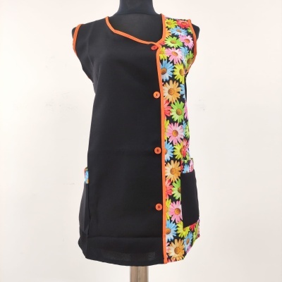 Vestido ou avental preto com estampa floral colorida numa lateral e botões laranja