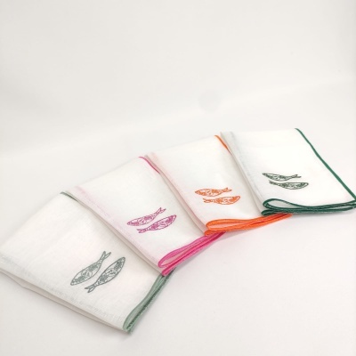 Conjunto de panos de cozinha com bordas coloridas e estampas de peixes.